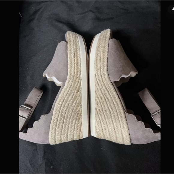 torrid Shoes - Torrid Ladies Size 9.5 Taupe Gray Scalloped Sports Wedge Sandals